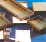 Коробка для слайдов. 25 мест. Размер: 98 х 83 мм, высота 38 мм. Материал противоударный полистирен. Для слайдов размером 26 х 76 мм. Вертикальное размещение, с крышкой. Каждое место (паз) легко номеруется. Акция – скидки до 30% ! Поставщик СИМАС